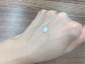 17skinアイニードルクリーム　手に塗ってみた